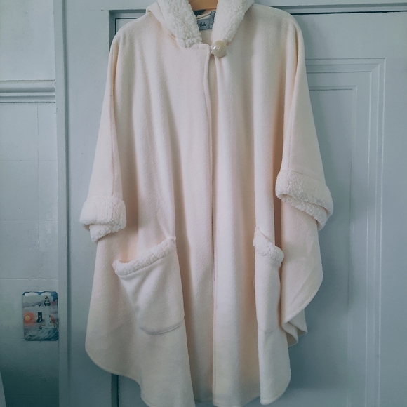 Lord daniel sportswear Jackets & Blazers - Poncho cape  with sherpa sleeve trim one size NWT